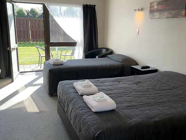 queen + single studio